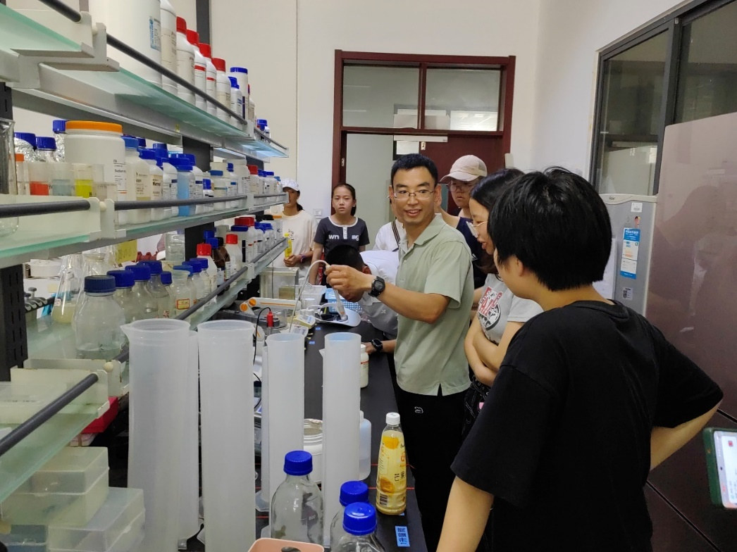 Shandong University — Visitors at the SDU-CHINA synthetic-biology laboratory, 2023.