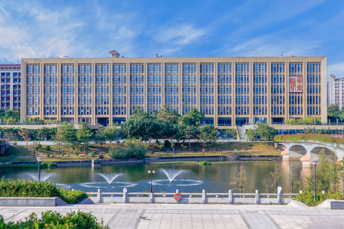 Jinan University campus architecture and grounds (official university gallery)
