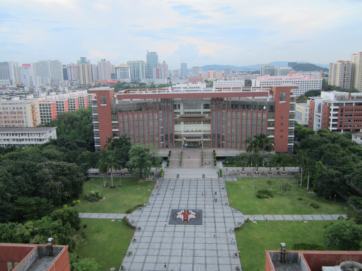 Jinan University, Shipai campus library and main plaza