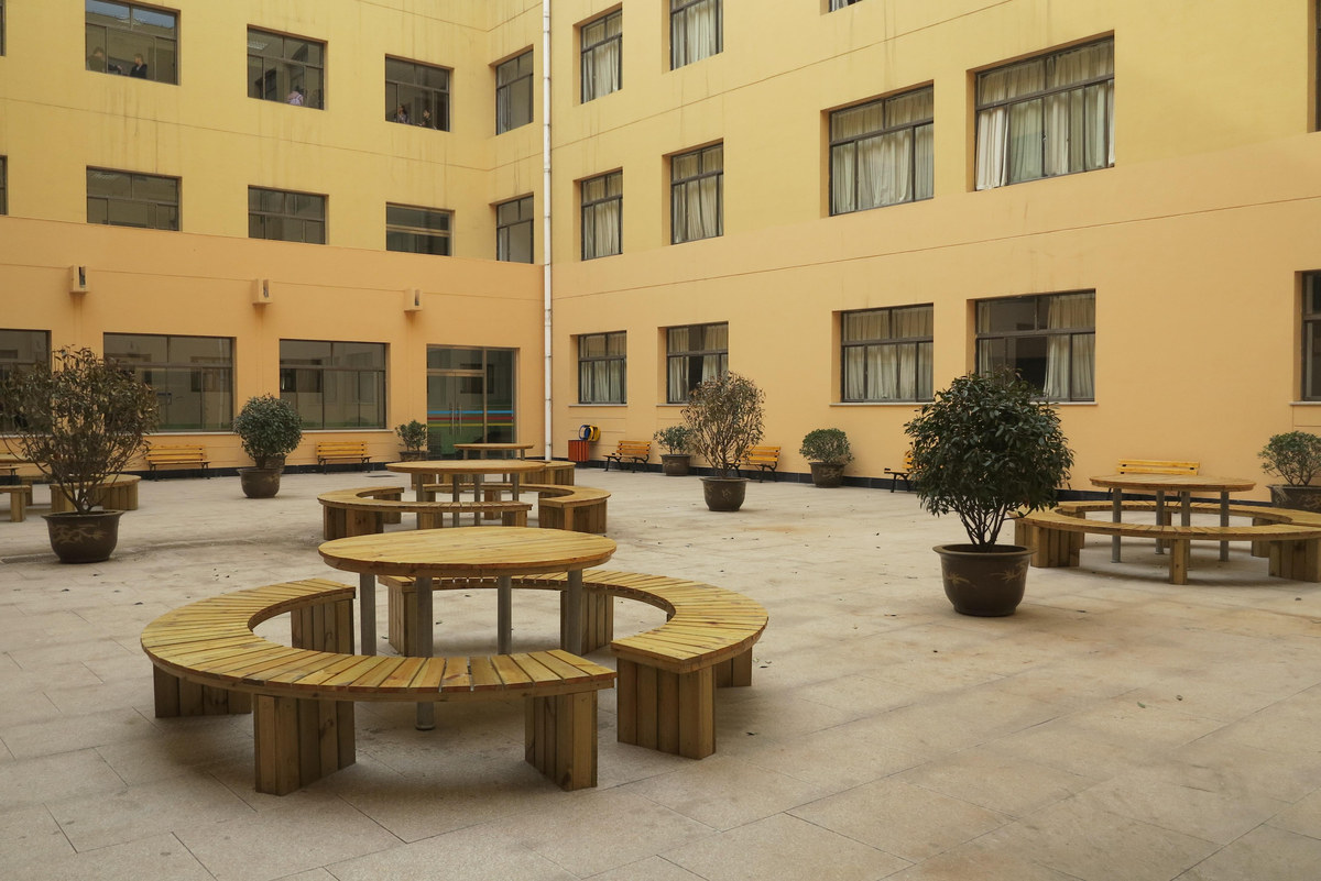 Qingdao University campus photograph — Boyuan Building courtyard