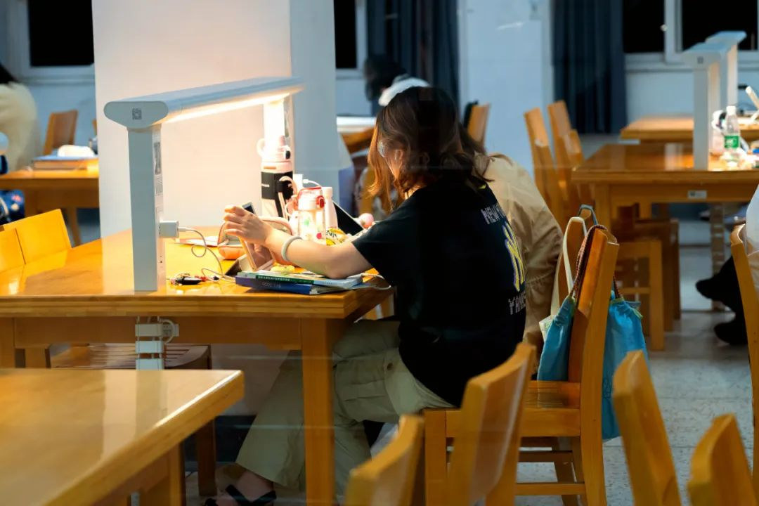 Yangzhou University — Study in the university library