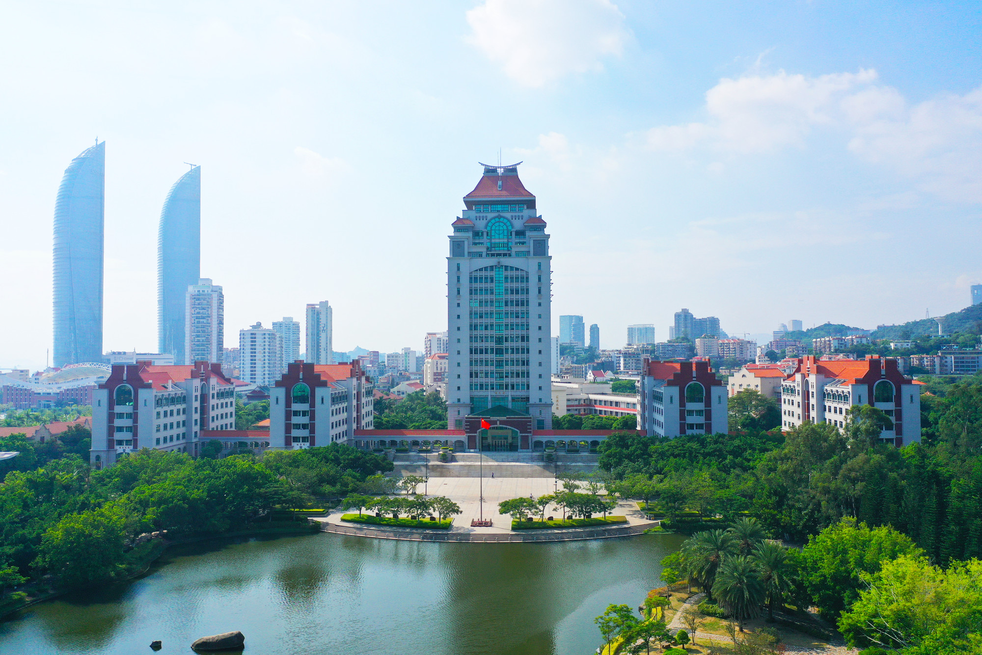 Xiamen University Siming campus, with Song En Building and the Jiageng academic buildings beside Furong Lake.